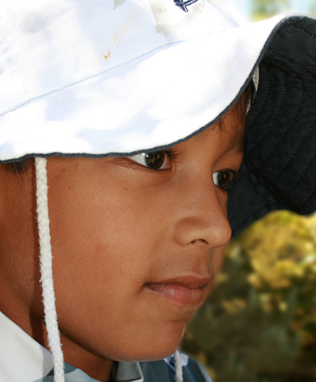 Ein Junge mit einer weißen Mütze.