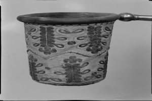 Ein Schwarz-Weiß-Foto eines Stoff-Abfallpapierkorbs mit Griff