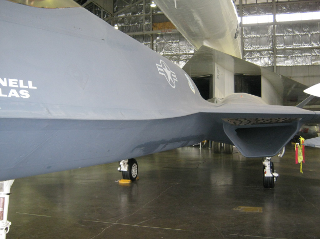 Ein großes Passagierflugzeug ist auf der Startbahn zu sehen, bereit zum Start.