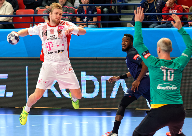 Eine Gruppe von Männern, die Handball auf einem Feld spielen, mit einem Ball in der Mitte der Aktion und Zuschauern im Hintergrund bei der Futsal-Weltmeisterschaft 2019, die Bayern München gegen Paris Saint-Germain beobachten.