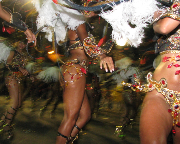 Leute in Kostümen tanzen.