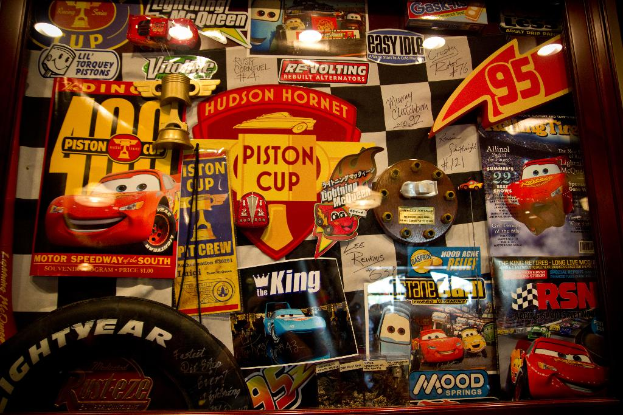 Eine Sammlung von Beitr√§gen, Spielzeugen und verschiedenen Gegenst√§nden, alles beleuchtet von Lichtern.