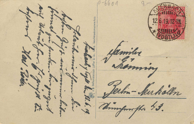 Eine alte deutsche Postkarte mit einem roten Stempel und dem Text "Gesimnacks & Co. & Co." darauf.