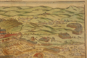 Ein altes Buch mit einer detaillierten Zeichnung der Belagerung von Düsseldorf, das Gebäude, Hügel und Text zeigt.