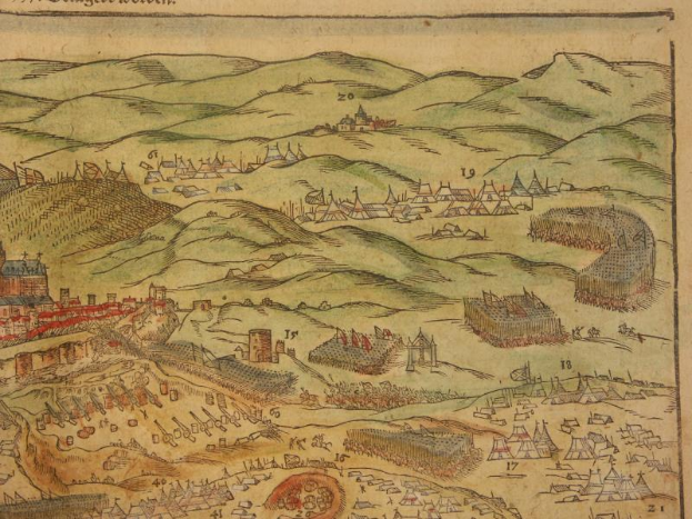 Ein altes Buch mit einer detaillierten Zeichnung der Belagerung von Düsseldorf, das Gebäude, Hügel und Text zeigt.