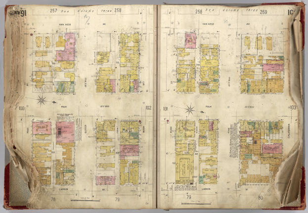 Ein aufgeschlagenes Buch mit einer detaillierten Stadtkarte, die Straßen, Gebäude und Sehenswürdigkeiten zeigt.