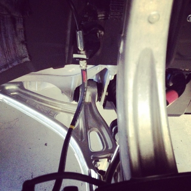 Eine metallene Elektromaschine an einer Wand montiert.