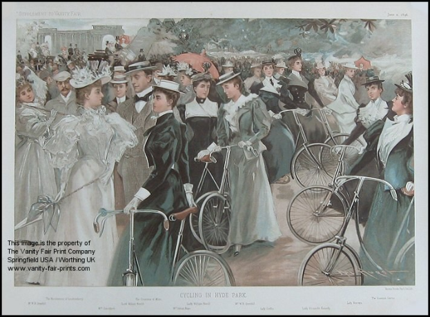 Gruppe von Menschen, die Fahrräder in Hyde Park, London fahren, mit Bäumen und einem Gebäude im Hintergrund, die Hüte tragen und Text unten.