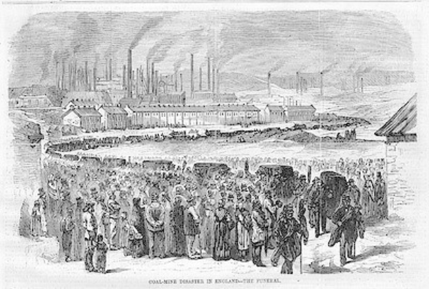 Eine Schwarz-Weiß-Zeichnung einer Gruppe von Menschen, die vor einem Fabrikgebäude mit Häusern und Rauch aus den Schornsteinen im Hintergrund stehen, mit einem Text unten, der 'Kohlebergbau-Katastrophe in England das Ende' lautet.