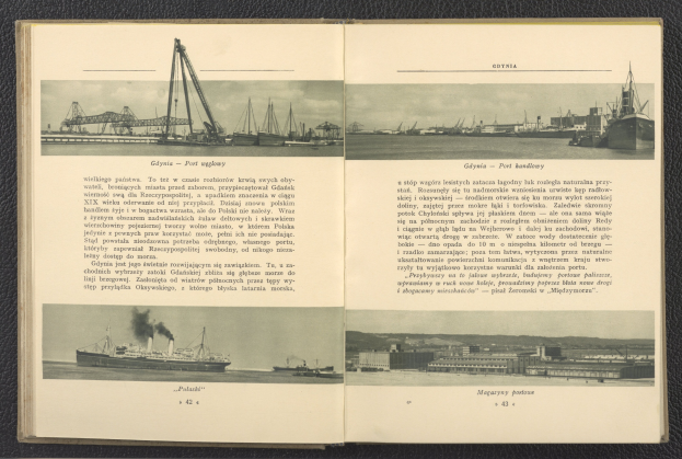 Offenes Buch mit historischen Schiffsdarstellungen und Text, das auf einer Oberfläche liegt.