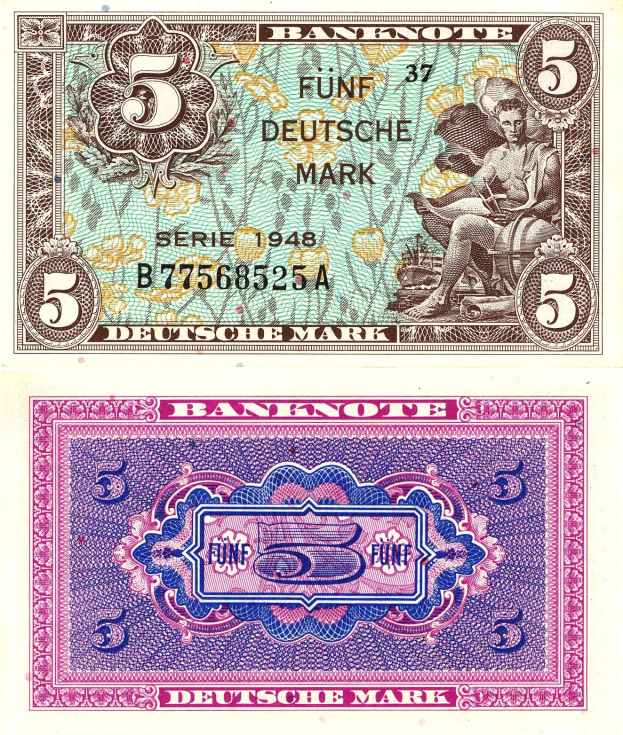 Zwei deutsche 5-Mark-Banknoten aus dem Jahr 1948 mit einem Porträt auf der Vorderseite und Zahlen auf der Rückseite.