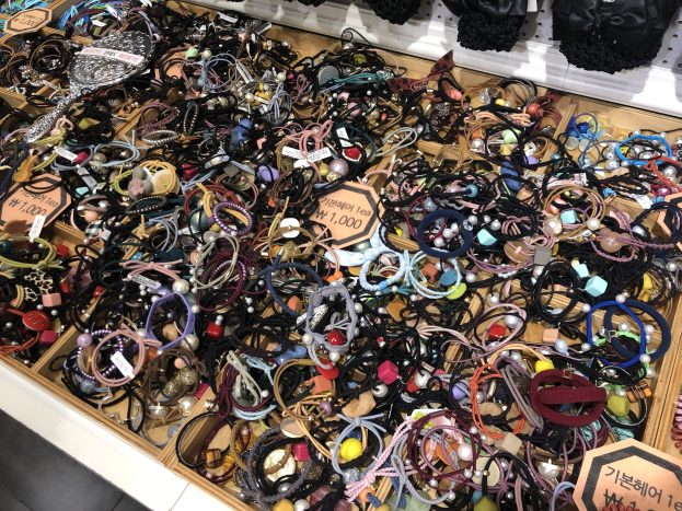 HZA-D: Luxus-Schmuck zwischen Entenfüßen / Zoll Düsseldorf findet mehrere Schmuckstücke und leitet Verfahren ein