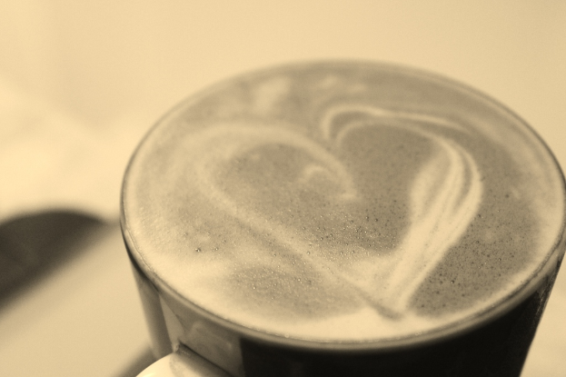 Ein Becher mit einem Getränk.