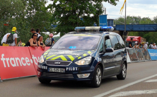 Illegales Rennen endet auf Fahrzeugdach