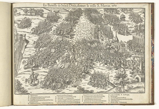 Ein offenes Buch mit einer chaotischen Schlachtenszene mit Menschen, Pferden und Gebäuden, umgeben von Text und anderen Illustrationen.