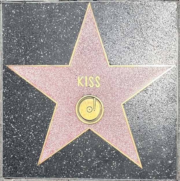 Star auf dem Hollywood Walk of Fame mit dem Wort 'Kiss' darauf.