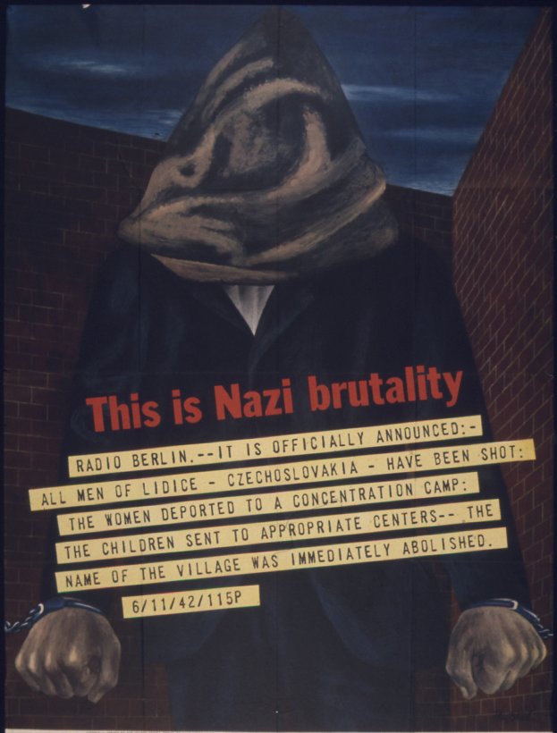 Eine Person in schwarzer Kapuzenjacke und Maske mit ernstem Gesichtsausdruck steht auf einem Plakat mit fetter weißer Schrift, die "Das ist Nazi-Brutalität." lautet