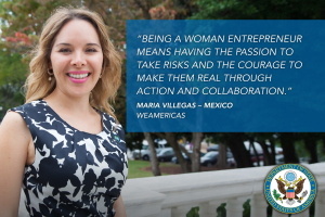 Eine Frau in einem schwarzen und weißen Kleid steht vor einem Zaun mit einem Zitat über Frauenunternehmerinnen, mit Bäumen, Fahrzeugen und einem klaren blauen Himmel im Hintergrund.