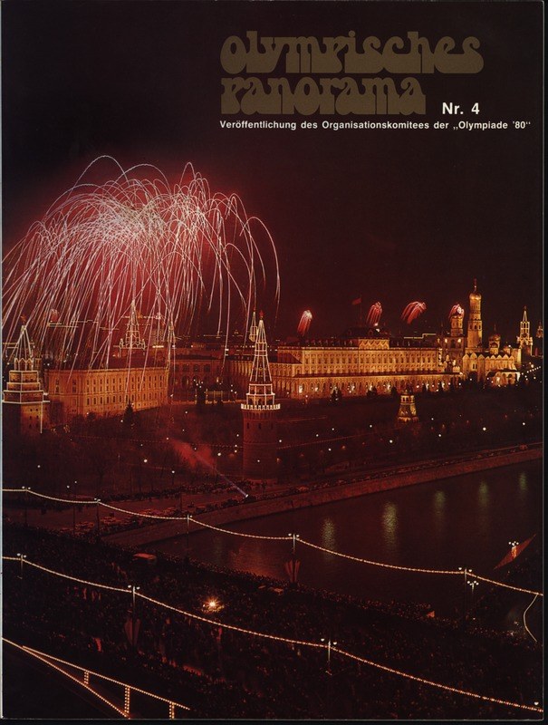 Plakat für die Olympischen Spiele in Moskau 1980 mit einer beleuchteten Brücke über Wasser, Feuerwerk am Nachthimmel und Gebäuden im Hintergrund mit Text.