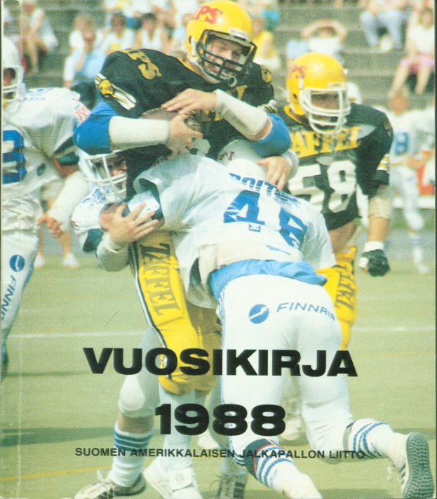 Eine Gruppe von Menschen in Sportbekleidung und Helmen, die Fußball auf einem Feld spielen, mit einigen Personen, die auf einer Treppe im Hintergrund sitzen; Text unten lautet "Vuosikirja 1988 - Suomen Amerikkaisen Jalkapallon Litto".