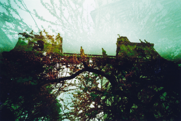 Baeume in der N√§he eines historischen Geb√§udes mit einer ├ťberquerung.