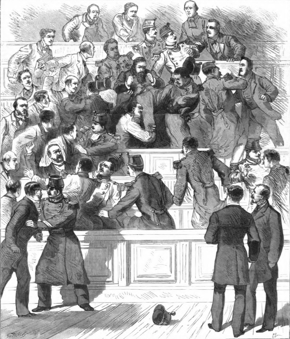 Eine Schwarz-Weiß-Zeichnung eines überfüllten Gerichtssaals mit stehenden und sitzenden Menschen, beschriftet mit "Der Prozess der britischen Armee in London, England".