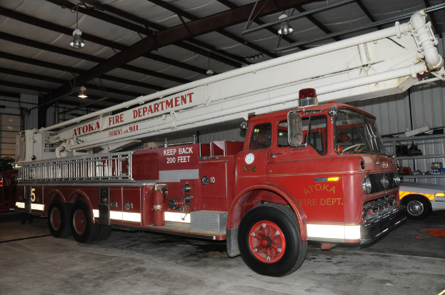 Ein Löschfahrzeug steht in einem großen Lagerhaus mit Deckenbeleuchtung.