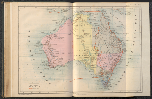 Ein aufgeschlagenes Buch mit einer detaillierten Karte von Australien, die geographische Merkmale wie Flüsse, Berge und Städte zeigt, vor einem schwarzen Hintergrund.
