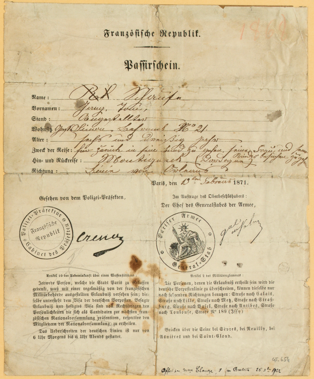 Ein altes, vergilbtes Dokument mit einem kreisförmigen, schwarz umrandeten Stempel, das schwarze Text enthält, wahrscheinlich ein Brief der deutschen Regierung.