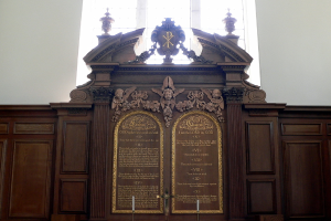 Ein Museumsplaque mit Text und Skulpturen.