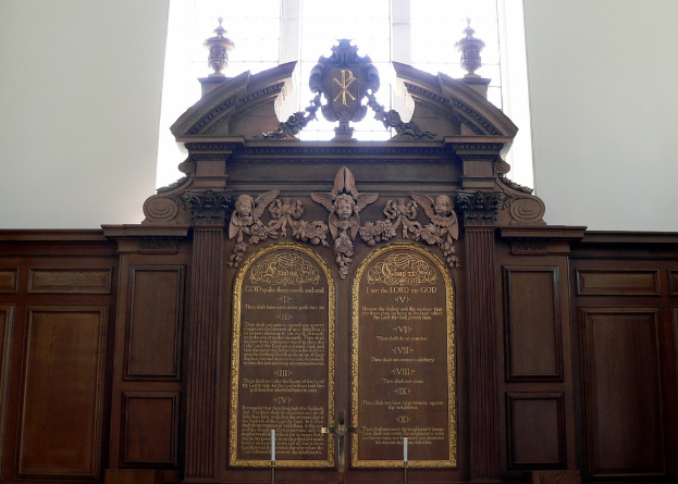 Ein Museumsplaque mit Text und Skulpturen.