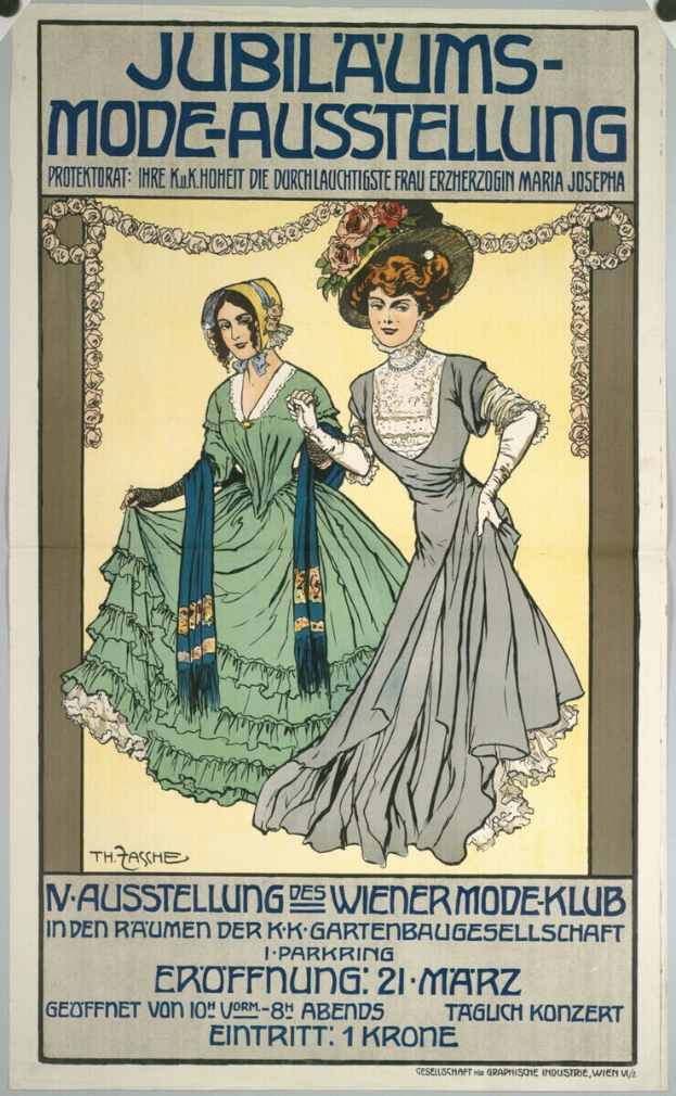 Ein Plakat bewirbt eine Fashion Show mit zwei Frauen in Kleidern, eine lang und wallend, die andere mit hohem Kragen und langen Ärmeln, beide mit Haarbuns, vor einem hellblauen Hintergrund mit fetter schwarzer Schrift.