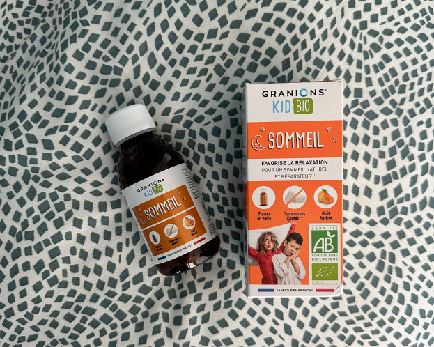 Eine Flasche Granions Kid Bio Sommel steht auf einem Tisch neben einer Box mit Text.