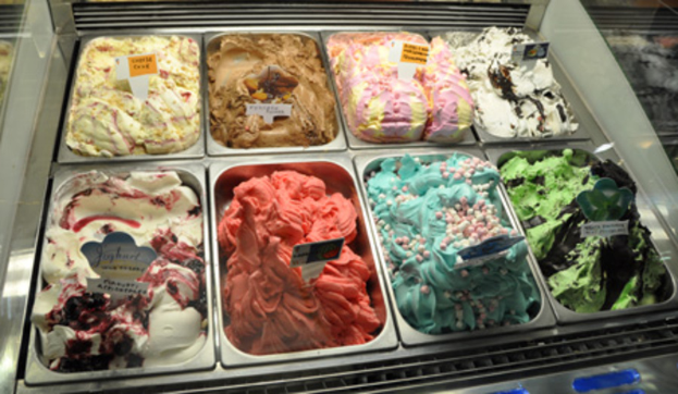 Tabletts mit verschiedenen Eisgeschmacksrichtungen, jeweils mit einer beschrifteten Namensplakette.