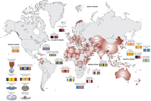 Eine Weltkarte, die verschiedene Länder und ihre jeweiligen Militärmedaillen zeigt, mit Logos und Texten zu den Medaillen und ihren Standorten.