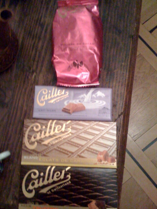 Schokoladen sind auf einem Tisch in der Mitte des Bildes angeordnet.