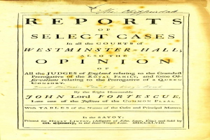 Ein altes Buch mit dem Titel "Berichte aus den Gerichten von Westminster-Hall sowie die Meinung von John Lord Fortescue" liegt offen da, wobei eine Seite mit schwarzem Text zu sehen ist.
