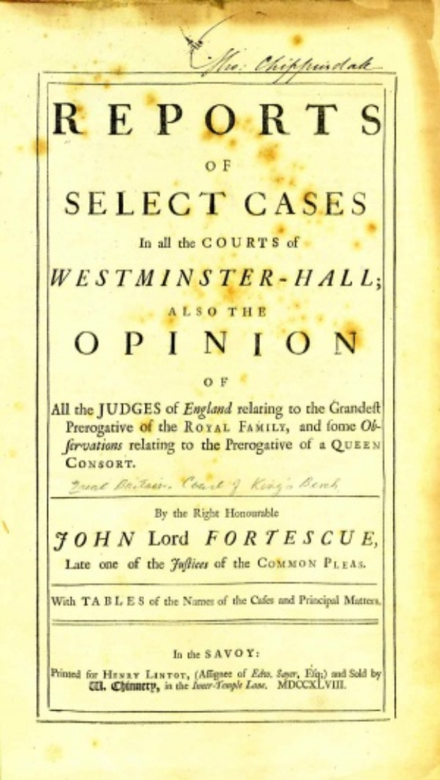 Ein altes Buch mit dem Titel "Berichte aus den Gerichten von Westminster-Hall sowie die Meinung von John Lord Fortescue" liegt offen da, wobei eine Seite mit schwarzem Text zu sehen ist.