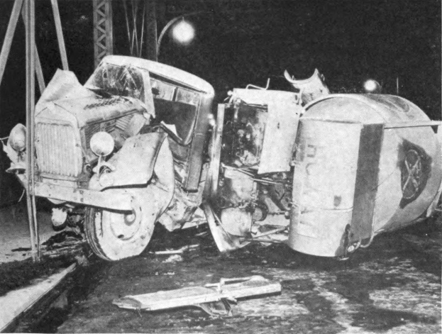 Schwarz-weißes Foto eines umgestürzten Autos am Straßenrand mit Metallstangen und einem Laternenpfahl im Hintergrund, beschriftet mit "1930er-Autounfall" unten.