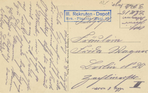 Eine alte Postkarte mit einer handgeschriebenen Nachricht, die an die deutsche Post adressiert ist und Text sowie einen Stempel auf der rechten Seite aufweist.