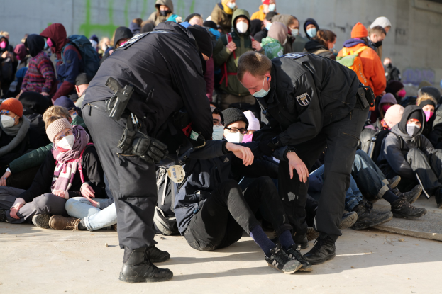 BPOL NRW: 3 Frauen mit vollständig gefälschten IDs von Bundespolizei in Fernbus festgenommen - in die Niederlande zurückgebracht