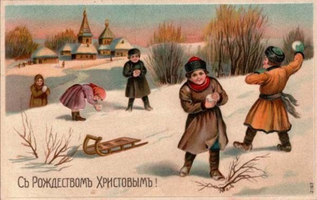 Ein Nahaufnahme von Kindern, die im Schnee mit einem Schlitten spielen, umgeben von Pflanzen, Bäumen, Häusern und dem Text "Russisches Weihnachtskarte" unten.