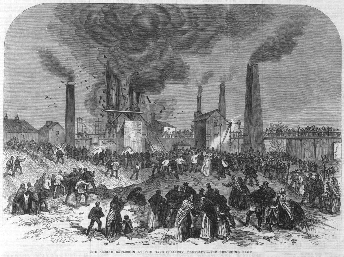 Schwarze Zeichnung einer Menge vor einer Fabrik mit Schornsteinen, Häusern im Hintergrund und Text unten: "Die zweite Explosion im Oaks Colliery, Bakersley, England."