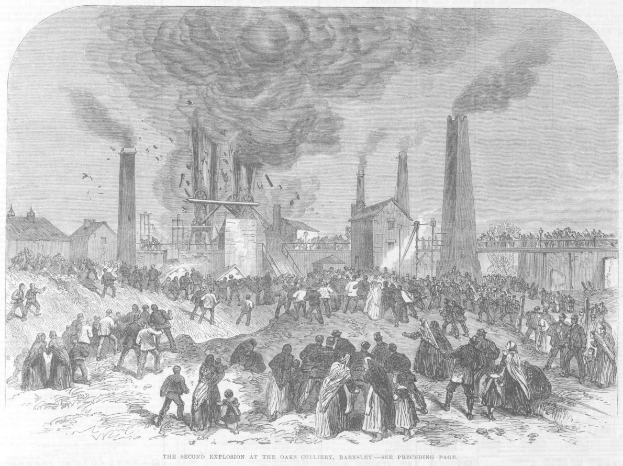 Schwarze Zeichnung einer Menge vor einer Fabrik mit Schornsteinen, Häusern im Hintergrund und Text unten: "Die zweite Explosion im Oaks Colliery, Bakersley, England."