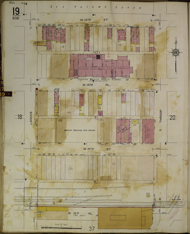Ein altes Buch mit einer detaillierten Karte eines Gebäudes, das den Aufbau, die Zimmer, Flure und andere Merkmale zeigt, mit begleitendem Text, der weitere Informationen liefert.