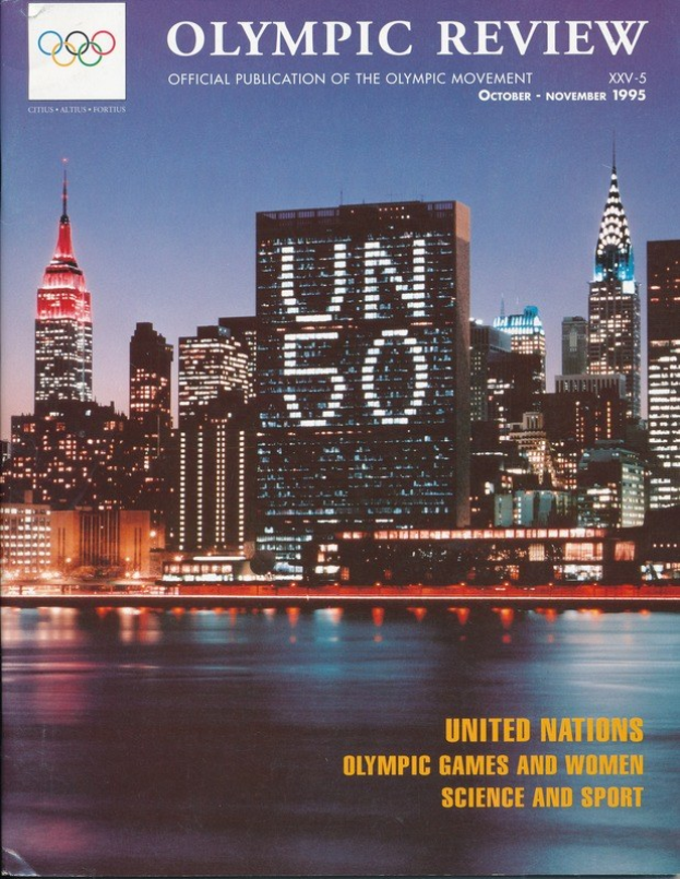 Titelblatt eines Buches mit dem Titel "Olympic Review Official Publication of the Olympic Movement" mit einer Stadtansicht mit Gebäuden, Lichtern und Wasser und Text, der "United Nations Olympic Games and Women Science and Sport" erwähnt.