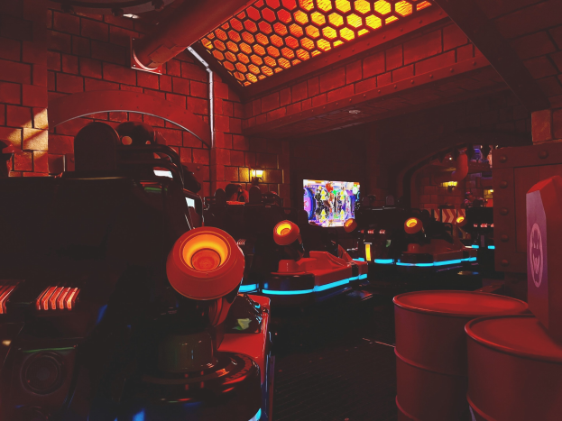 Ein hell erleuchteter Raum voller verschiedener Arcade-Videospielautomaten.