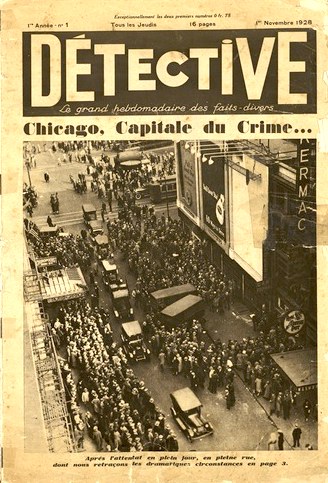 Schwarze und weiße Fotografie einer alten Zeitung mit der Schlagzeile "Detektiv, Chicago, Hauptstadt der Kriminalität", die ein Bild einer Menschenmenge, Fahrzeuge und Gebäude zeigt.
