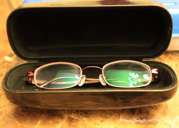 Eine Brille, die in einer offenen Brillenbox liegt.