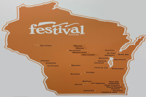 Ein lebendiger Plakatentwurf, der eine Karte von Wisconsin zeigt, die mit verschiedenen Früchten, Gemüse und Snacks gefüllt ist, mit dem prominenten Text "Festival Foods".